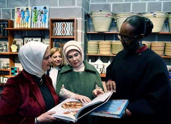 <p>Burada, Ruanda Cumhurbaşkanı Paul Kagame'nin eşi Jeannette Kagame'yi karşılayan Emine Erdoğan, konuğu ile kültür evini gezdi.</p>
