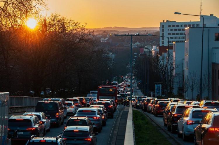 <p>Raporda, insanların, malların ve hizmetlerin hareketinin kara yolu seyahati için talep yarattığı fakat talebin kara yolu alanı arzını aştığında trafik sıkışıklığına sebep olduğu kaydedildi.</p>
