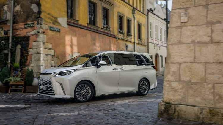 <p><strong>LEXUS LM</strong></p>
