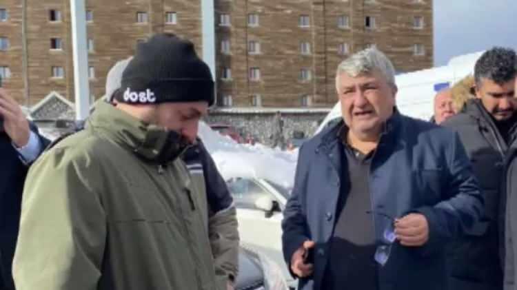 <p>Acılı baba Gültekin, yangın felaketinin ardından otel önünde beklemişti. </p>