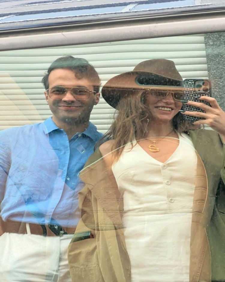 <p>Sarıkaya ile şarkıcı Mert Demir'in yaşadığı birlikteliğin gerçek olmadığı, reklam aşkı için bir iş adamından ikiliye, Barım üzerinden 5 milyon dolar verildiği iddia edildi.</p>

<p>İddialarda adı geçen menajerlik ajansı ID İletişim, konuyla ‘gerçek olmayan ve ahlak dışı iddialar’ açıklaması yaptı ve söz konusu iddiayı yargı yoluna taşıdığını duyurdu.</p>
