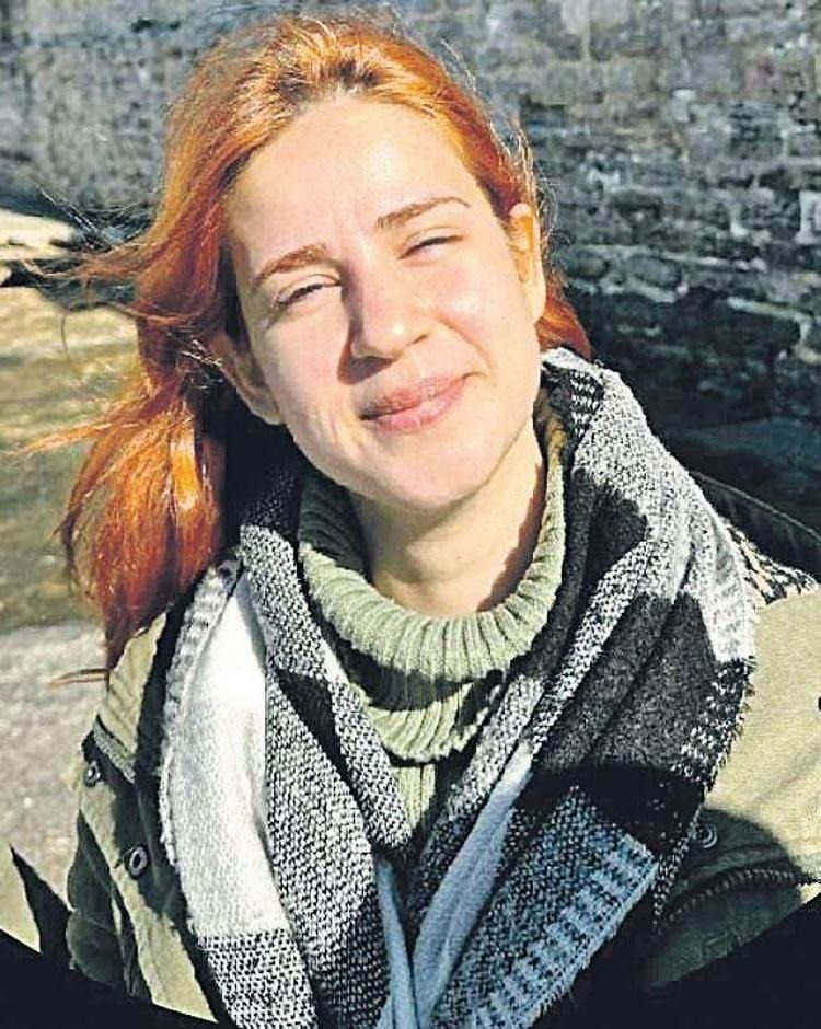 <p><span style="color:#B22222"><strong>1 AY ÖNCE İLE BAŞLADI </strong></span></p>
<p>Akdeniz Üniversitesi Turizm Gastronomi Bölümü’nden 2022’de mezun olan Esra Nazik ise 1 ay önce yanan otelde işe başladı. Esra da meslektaşı Eslem gibi Amavi Alaçatı’da çalıştı. Esra’nın yangın sırasında birkaç yeri telefonla arayarak, “Yanıyoruz, neredesiniz” dediği ortaya çıktı. / DHA</p>