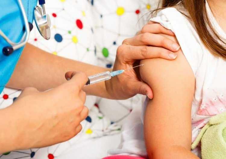 <p>  Çocukluk çağı hastalıklarının erişkinler üzerindeki etkilerinin çok daha ağır olduğuna dikkat çeken Prof. Dr. Dağlı, aşılanmamış çocuklar yüzünden toplumda yayılan boğmaca vakalarının yaşlılarda ölüm sebep olabileceğini söyledi. Prof. Dr. Dağlı “Boğmaca o kadar şiddetli bir öksürük yapar ki, kişi korkunç bir basınç uygulayarak o havayı akciğerlerinden dışarı atmaya çalışır. Bunu defalarca arka arkaya tekrarlamak mecburiyetinde kalır. Yaşlıların damarları daha kırılgandır. Bu basınçla, damarlarından bir pıhtı kopup kalbine beynine gidebilir. Beyin kanamaları meydana gelebilir. Boğmaca öksürüğü aylar sürer. Tedavisi için kullanılan antibiyotikler var ama bunlar da öksürüğün şiddetini düşürmeye yarar” diye konuştu.</p>

<p> </p>
