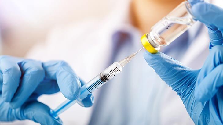 <p>Geçmeyen öksürüklerde hastanın doktor doktor dolaştığını ancak çözüm bulanamadığını hatırlatan Prof. Dr. Dağlı <strong><em>“Çünkü erişkin hekimlerinin aklına boğmaca gelmiyor. Üst solunum yolu enfeksiyonu yaşayan hastalara başta grip, Covid olmak üzere test yapıyoruz ama boğmaca testi yapmıyoruz. Ancak son iki yıldır boğmaca testi istediğimiz hastaların birçoğunun pozitif olduğunu gördük”</em></strong> dedi. </p>
