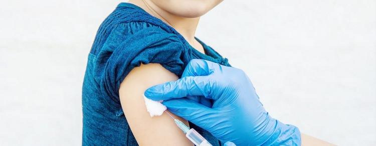 <p>Aşılar sayesinde günümüzdeki hekimlerin kızamık ve çocuk felci gibi hastalıkları tanımadığını hatırlatan Prof. Dr. Elif Dağlı<em><strong> “Öğrenciliğim sırasında her gece acile getirilen kızamıklı çocukların ölümünü çaresizce izlerdik. Çünkü kızamık hastalığı sadece cilt üzerindeki kırmızı noktalardan ibaret değildir. Başta kalp kası iltihabı ve beyin iltihabı gibi ölümcül sonuçları olan durumlara yol açar. İlacı da olmadığı için o çocuklar için dua etmekten başka hiçbir şey yapamazdık. Hâlâ da bir ilacı yok. Bir kızamık salgını olursa yine elimiz kolumuz bağlı. İstanbul da tek tük kızamık vakalara görüldü ama şükür salgına dönüşmedi. Menenjit vakaları da görüldü. Çocuk felcini ise Güneydoğu Anadolu’da ve sınır bölgelerinde görüldüğü bilgisi geliyor. Toplum aşılar sayesinde bu hastalıkları yaşamadığı için bu hastalıkların korkusunu bilmiyor. Eskiden beri böyle olduğunu sanıyor”</strong></em> uyarısını yaptı.</p>
<p> </p>