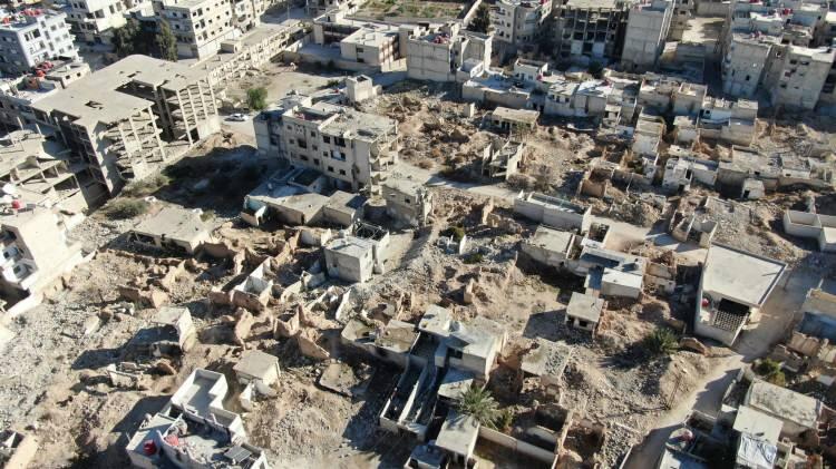 <p>Rejimin çekilmesinin ardından Deraya ilçe meydanında bulunan ve enkaza dönen camiden geriye beton ve demir yığını kaldı.</p>