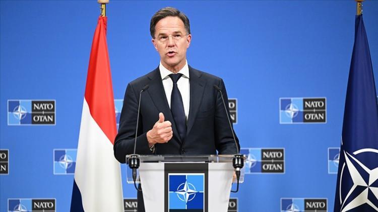 <p><span style="color:#B22222"><strong>NATO</strong></span></p>

<p>NATO Genel Sekreteri Mark Rutte, yayınladığı tebrik mesajında savunma harcamalarının artırılacağına vurgu yaparak, "Başkan Trump göreve geri döndüğünde savunma harcamalarını ve üretimini hızlandıracağız. NATO aracılığıyla barışa ulaşabiliriz. Trump ve Başkan Yardımcısı J.D. Vance'i tebrik ederim” ifadelerini kullandı.</p>
