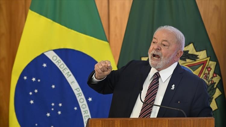 <p><span style="color:#B22222"><strong>BREZİLYA</strong></span></p>

<p>Brezilya Devlet Başkanı Luiz Inacio Lula da Silva, "Brezilya hükümeti adına Başkan Donald Trump'ı göreve başlaması dolayısıyla kutluyorum. Brezilya ile ABD arasındaki tarihi dostluğa dayanan iş birliğinin ticaret, bilim, eğitim ve kültür gibi alanlarda daha da ilerlemesini umuyorum” dedi.</p>
