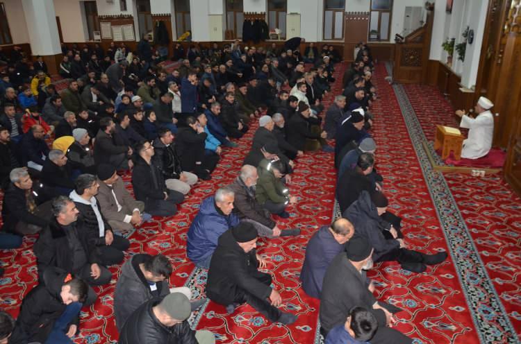 <p>Yurttaki camiler, Miraç Kandili'ni namaz ve dualarla geçirmek isteyen vatandaşlarla doldu taştı. </p>