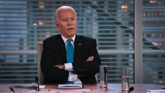 <p><span style="color:#B22222"><strong>"ERDOĞAN'I SEÇİMLE GÖNDERECEĞİZ" DİYEN BİDEN DA GİTTİ!</strong></span></p>

<p> </p>

<p>Biden'ın ABD Başkanı olmadan önce yapmış olduğu röportajda Türkiye'nin politikalarını eleştirirken 'Erdoğan'ı darbeyle değil, seçimle değiştireceğiz' ifadesini kullanmış ve bu noktada <strong>"Erdoğan'ı devirmek için muhalefeti desteklemek gerektiğini" </strong>belirtmişti. </p>

<p> </p>

<p>Dört yıl önce olaylı bir şekilde ABD'nin başına geçen Joe Biden 20 Ocak 2025'te yerini en büyük rakibi olan Donald Trump'a bıraktı.</p>
