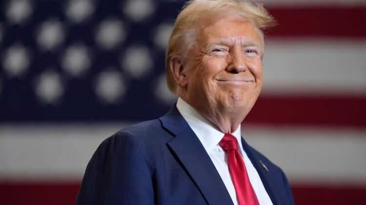 <p><strong><span style="color:#B22222">DONALD TRUMP  </span>|  Eski ABD Başkanı<span style="color:#B22222"> </span> |  2021'de gitti, 2025'te geri geldi</strong></p>
