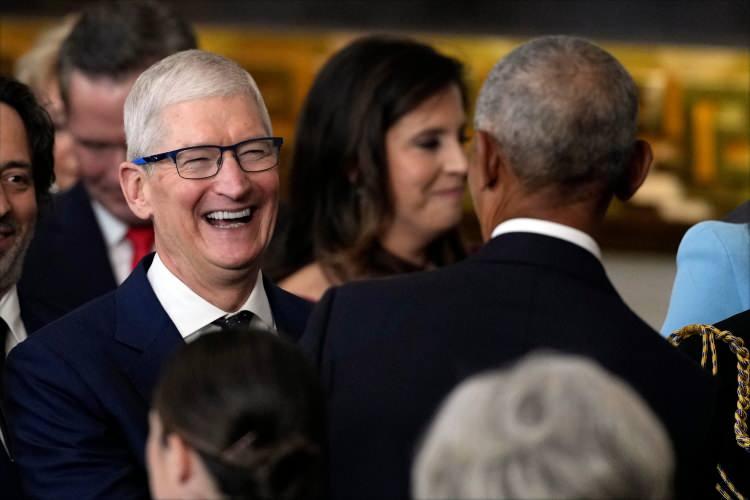 <p><strong><span style="color:#B22222">9) TİM COOK </span> | Apple CEO'su</strong></p>
