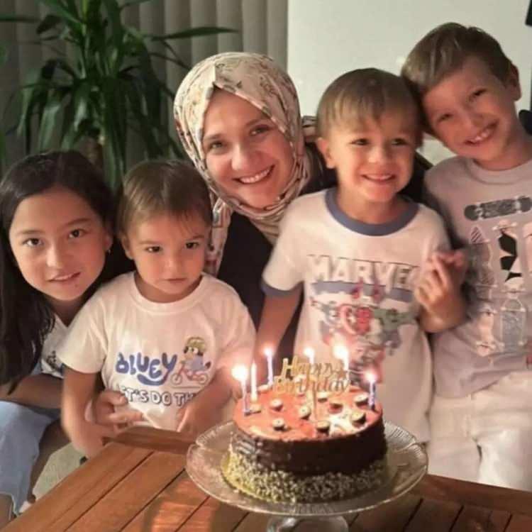 <p>Hayatını kaybedenler arasında Türk Hava Yolları (THY) Satış Analiz ve Destek Müdürlüğü'nde uzman olarak görev yapan Zehra Sena Gültekin ve ailesinden 13 kişi de yer alıyor.</p>

<p>Sena Gültekin, okulların yarıyıl tatiline girmesinden dolayı eşi, üç çocuğu ve ailesinden 9 kişiyle birlikte Kartalkaya’ya gitmişti.</p>

<p>Yangın çıktıktan sonra Zehra Sena Gültekin’in annesini arayıp, helallik aldığı öğrenildi.</p>

<p>Yangında Zehra Sena Gültekin, eşi, üç çocuğu ve yakınlarıyla birlikte 14 kişi hayatını kaybetti</p>
