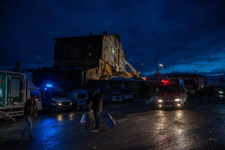 <p>Ancak alevlerin arasında kaybolan 17 yaşındaki kızları Özüm Karataşlı'nın yaşamını yitirdiği öğrenildi.</p>

<p> </p>
