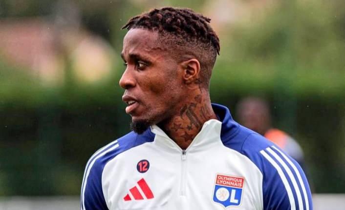 <p><strong>Lyon:</strong> Lucas Perri, Clinton Mata, Sael Kumbedi, Moussa Niakhate, Nicolas Tagliafico, Jordan Veretout, Nemanja Matic, Corentin Tolisso, Rayan Cherki, Georges Mikautadze, Said Benrahma</p>
