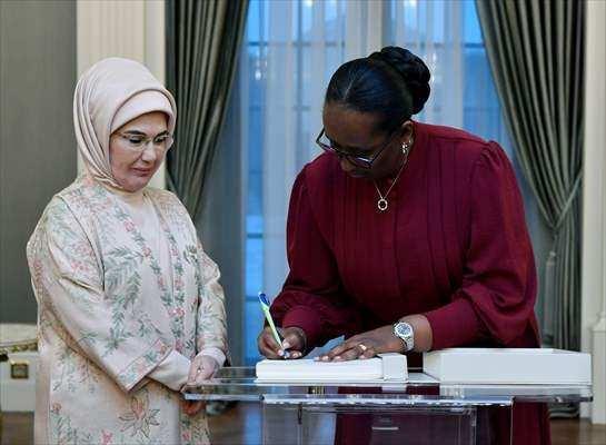 <p>Kagame, burada, Emine Erdoğan'ın himayelerinde hazırlanan ve Cumhurbaşkanı Erdoğan'ın ilk imzacısı olduğu "Küresel Sıfır Atık İyi Niyet Beyanı"nı imzaladı.</p>
