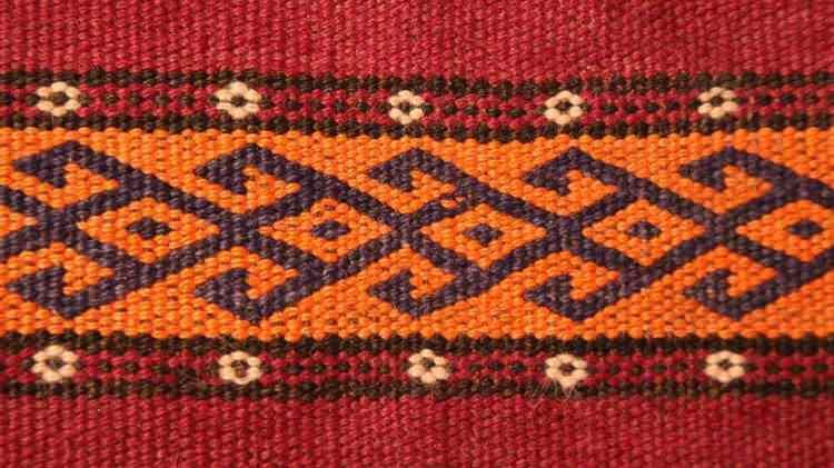 <p><span style="color:#B22222"><strong>2. BEREKET MOTİFİ</strong></span></p>
<p>Bereket motifi 3 grupta değerlendirilir.</p>
<p>- Eğer meyve veya hayvanlarla birlikte işlendiyse <strong>mutluluğu</strong>;</p>
<p>- Çiçek, yaprak ve ağaç motifleriyle birlikte işlendiyse <strong>bolluk ve uğuru</strong>;</p>
<p>- Kaya, dağ ve tabiat nesneleriyle birlikte işlendiyse <strong>doğum, ölüm ve yeniden doğumu</strong> temsil eder.</p>