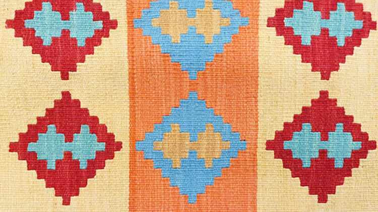 <p><span style="color:#B22222"><strong>4. BUKAĞI MOTİFİ</strong></span></p>
<p>Bu motif, <strong>aile birliğinin ve birlikteliğin</strong> sembolü olarak işlenmiştir.</p>
<p>Eski Türkçede "bukagu" olarak kullanılan sözcük, günümüze bukağı olarak gelmiştir. Bukağı, atların kaçmalarını önelemek için ayaklarına takılan demir zincir demektir.</p>