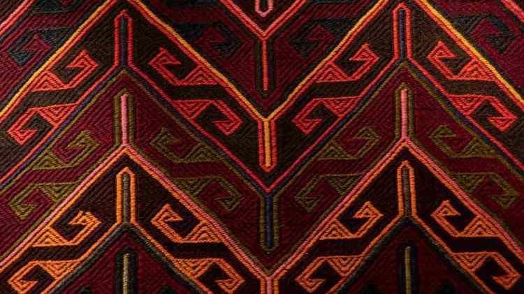 <p><span style="color:#B22222"><strong>8. KOÇBOYNUZU MOTİFİ</strong></span></p>

<p>Bu motif sadece halı ve kilimlere değil, bazı mezar taşlarına da işlenmiştir. Koç boynuzu motifi, <strong>kahramanlığı ve güçlü olmayı</strong> temsil eder.</p>
