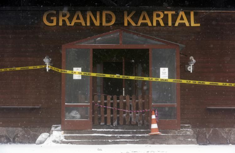 <p>Kartalkaya Kayak Merkezi'ndeki Grand Kartal Otel'de sabaha karşı çıkan yangının ardından, arama-kurtarma ve soğutma işlemlerini bitirdi.</p>