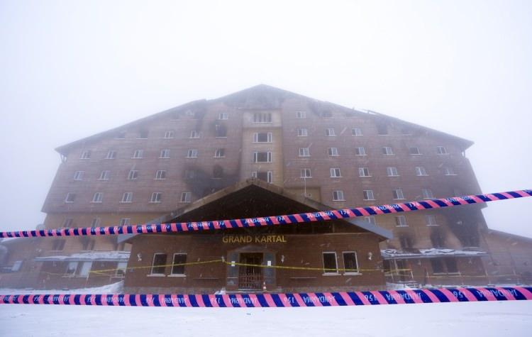 <p>Jandarma Arama Kurtarma (JAK) ekiplerince, otel içerisindeki kıymetli eşyaların tespitine ilişkin de çalışma yürütüldü. Toplanan kıymetli eşyalar adli emanet deposuna gönderildi.</p>
<p> </p>