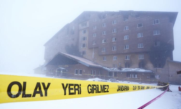 <p>Öte yandan, yanan otel binası için hazırlanan ön hasar tespit raporu oluşturuldu. Ön raporda otelin "ağır hasarlı" olduğu belirlendi.</p>