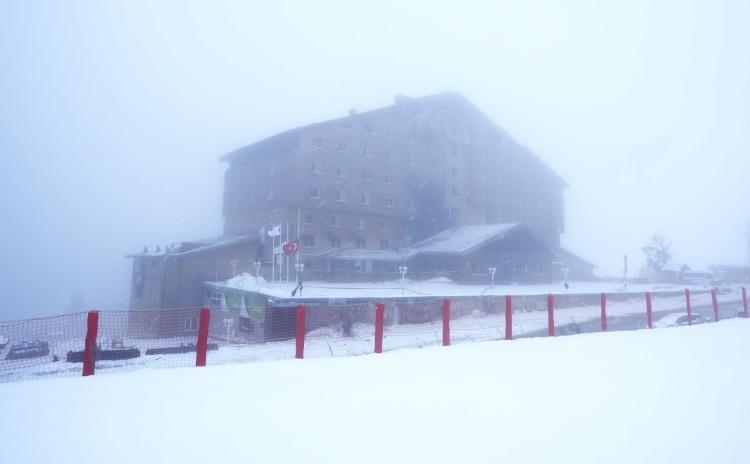 <p>Ayrıca jandarmanın çevresinde güvenlik tedbiri aldığı ve güvenlik şeridi çektiği otel binası mühürlendi.</p>
<p> </p>