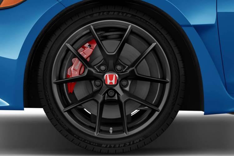 <p>Standart olarak Civic'te ön, yan ve perde hava yastıkları olmak üzere toplam 6 hava yastığı bulunuyor. Bunun yanında, Honda SENSING teknolojisiyle 100 derece geniş bir alanı tarayan ön kamera kullanılıyor.</p>