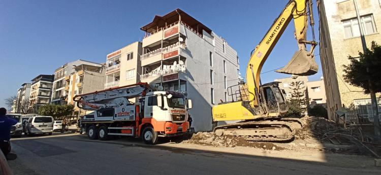 <p>İhbarla bölgeye ilgili kurumların yetkilileri ve polis ekipleri sevk edildi. Binadaki 16 daire, güvenlik önlemi amacıyla tahliye edildi. </p>