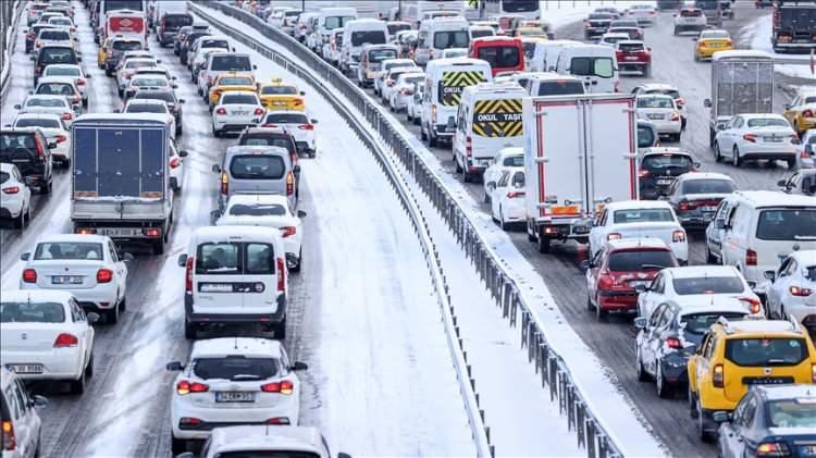 <p>"Düşüş, İstanbul'daki araçların bir şekilde farklı kullanılması ve trafikteki dur-kalkın azalmasıyla mümkün olacak ama görüyoruz ki İstanbul'da her gün araç sayısı artıyor. Bu da düşüşün önündeki en büyük engel. Bunu uzun vadede toplu taşımaya geçerek veya paylaşımlı araç kullanarak azaltabiliriz. Kısa vadede basın yayın organlarında araçlarda verimli enerji nasıl kullanılır, bu konuda eğitici, farkındalık uyarıcı, duyarlılık arttırıcı çalışmaların yapılması gerekiyor ki hepimiz biraz daha farkına varalım. Araçlarımızı daha verimli kullanalım. Önümüzdeki yıllarda araç sayısı artmaya devam ederse daha çok sıkışıklık meydana gelecek, daha çok dur-kalk olacak, hem zaman anlamında bizim zamanımızı yiyecek hem daha fazla atmosferi kirleteceği için ciddi anlamda sıkıntılarla baş başa kalacağız."</p>

<p> </p>

