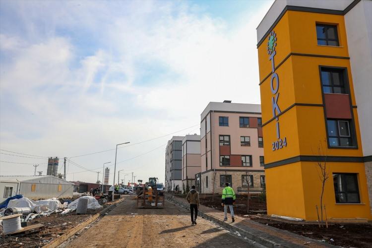 <p>Konutlardan 11'i 2+1 ve 185'i 3+1 olarak duyuruldu. En uygun 3+1 daire; 178.503,61 TL peşinat, 240 ay vade ve 6.693,89 TL taksitten başlayan fiyatlarla alıcısını bulacak. Bunun yanı sıra en uygun 2+1 konut; 155.003,49 TL peşinat, 240 ay vade ve 5.812,63 TL taksitten başlayan fiyatlarla satılacak.</p>
<p> </p>