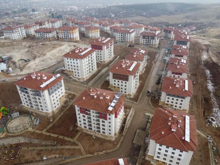<p>Konutlar için başvuru yapılacak banka şubesi, TC. Ziraat Bankası AŞ. tüm şubeler olarak duyuruldu. Başvuruya alınacak konut tipleri 2+1 ve 3+1 olarak belirtilirken, sözleşme imzalanacak banka şubesi yine TC. Ziraat Bankası AŞ. tüm şubeler olarak açıklandı.</p>
<p> </p>