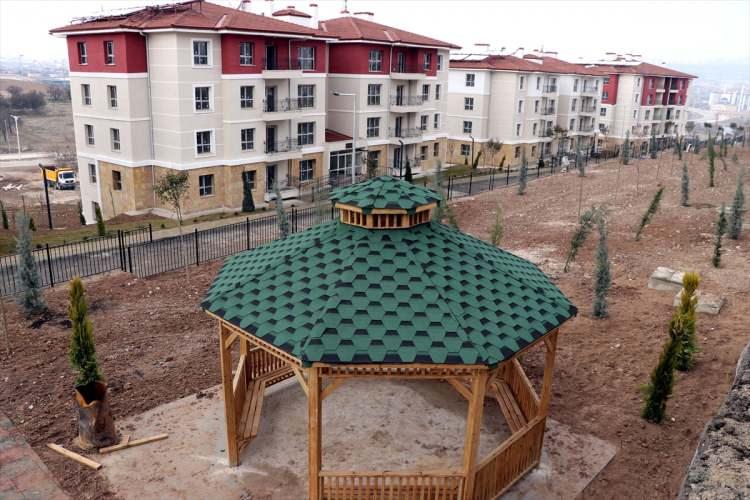 <p> Bu noktada asil hak sahiplerinin sözleşme imzalama işlemlerinin tamamlandıktan sonra kalan taşınmazlar için olduğu da aktarıldı.</p>

