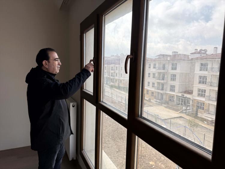<p>TOKİ tarafından satılacak taşınmazlarda bazı sözleşme detayları bulunuyor. Bu kapsamda başvuru sahiplerinde T.C. vatandaşı olma şartı arandığı açıklandı. Ayrıca başvuru yapacak kişilerin 18 yaşını doldurmuş olmaları gerektiği eklendi.</p>
<p> </p>