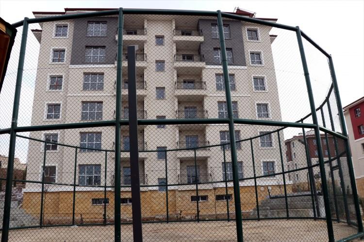 <p>Gaziantep'te satılacak taşınmazlar için kişinin kendisi, eşi ve velayeti altındaki çocuklarından oluşan hane halkı için sadece bir başvuru yapılabileceği aktarıldı. Bu noktada birden fazla başvuru olursa, başvuruların geçersiz sayılacağı açıklandı.</p>
<p> </p>