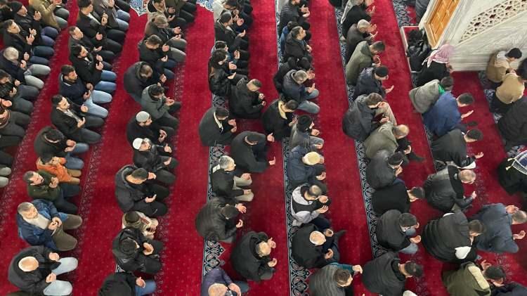 <p>Camilerde Kandil programı düzenlendi, Kur'an-ı Kerim, Mevlid-i Şerif ve ilahiler okundu. </p>
