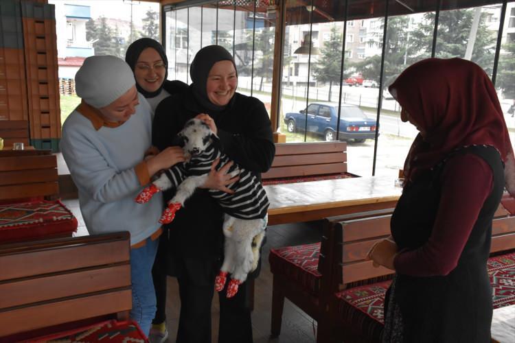 <p>Yasemin Koç'un mahallede gezdirdiği, alışverişe gittiği kuzuya vatandaşlar ilgi gösteriyor, fotoğraf çektiriyor.</p>
<p> </p>