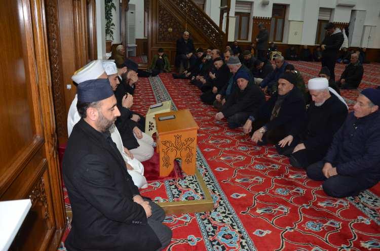<p>Miraç gecesinde beş vakit namaz farz kılındı</p>
<p>Miraç gecesinde beş vakit namaz farz kılındı, Allah'a şirk koşmayanların bağışlanacağı müjdesi verildi ve "Amenerrasulü" diye başlayan Bakara Suresi'nin son iki ayeti vahyolundu.</p>