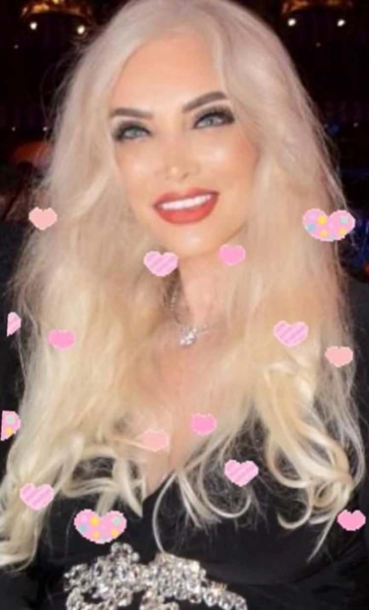 <p><strong>Ge&ccedil;tiğimiz g&uuml;nlerde Orhan Gencebay ile ilgili &ccedil;ıkan &ouml;ld&uuml; haberlerine de isyan eden Emre;&nbsp;</strong></p>

<p><span style="color:#B22222"><em><strong>"Sosyal medyadan artık midem bulanıyor. Yalan haberlerle mutlu mu oluyorsunuz? Yok Orhan Gencebay hastaneye kaldırıldı, yok hayatını kaybetti, yok evini satıyor. Bırakın bizimle uğraşmayı. Allah kahretsin. Ne d&uuml;ş&uuml;n&uuml;yorsanız başınıza gelsin inşallah. Edep diyorum, başka bir şey demiyorum."</strong></em></span></p>

<p>&nbsp;</p>
