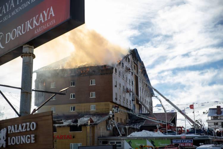 <p>Gözaltına alınanlardan biri otelin müdürü, diğeri işletme müdürü bir diğeri ise elektrik teknisyeni...</p>
<p> </p>
<p> </p>