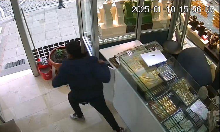 <p>Kuyumcu Ferit Koral'ın şikayetiyle polis, şüpheliyi yakalamak için çalışma başlattı. İlçe Emniyet Müdürlüğü ekiplerinin çalışmasıyla M.K., önceki gün yakalanıp gözaltına alındı.</p>