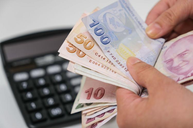 <p><strong>YAPI KREDİ-</strong></p>

<p> </p>

<p>Yapı Kredi, SGK emekli aylığını üç yıl boyunca Yapı Kredi'den alma taahhüdü veren emeklilere 18.000 TL'ye varan nakit emekli promosyon fırsatı sunuyor.</p>

<p>Promosyon Taahhütnamesi'nin imzalanması sonrasında ek bir koşul olmadan bir aylık net geliri;</p>

<p> </p>

<p>9.999 TL'ye kadar olana 9.250 TL,</p>

<p> </p>

<p>10.000 TL - 14.499 TL arasında olana 13.000 TL,</p>

<p><br />
15.000 TL - 19.999 TL arasında olana 15.500 TL,</p>

<p><br />
20.000 TL' nin üzerinde olana 18.000 TL.</p>
