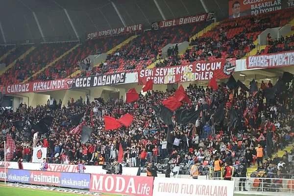 <p>Survey araştırma şirketi, Türkiye genelinde 4.048 kişinin katılımıyla gerçekleştirdiği araştırmada Türk halkının Süper Lig tahminlerini paylaştı.</p>
