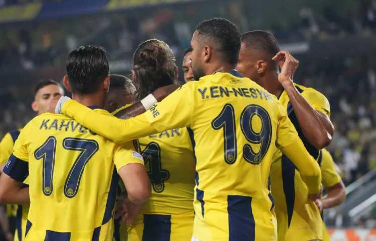 <p>Lig başında gerçekleştirilen araştırmada (29 Ağustos-2 Eylül 2024) yüzde 37,4 ile ligin favorisi gösterilen Fenerbahçe, yeni araştırmada yüzde 10,5’e kadar geriledi.</p>
