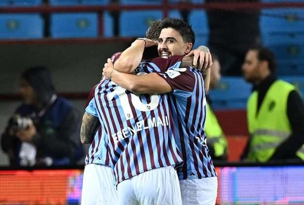 <p>Trabzonspor’u favori bulanların oranı ise yüzde 2,6 olarak araştırmaya yansıdı.</p>
