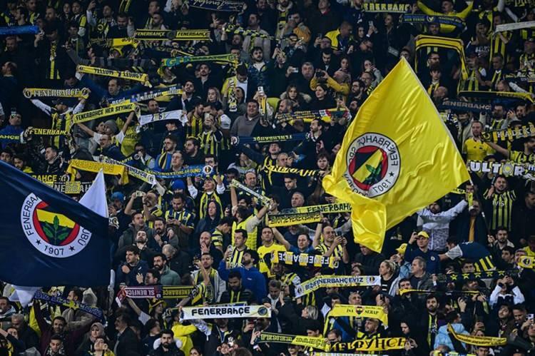 <p>Fenerbahçe taraftarı yüzde 75,6 ile Galatasaray’ın, yüzde 24’ü ise kendi takımının,</p>
