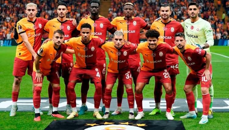 <p>Galatasaray 20 hafta sonunda en yakın takipçisi Fenerbahçe'nin 6 puan önünde lider durumda yer alıyor.</p>