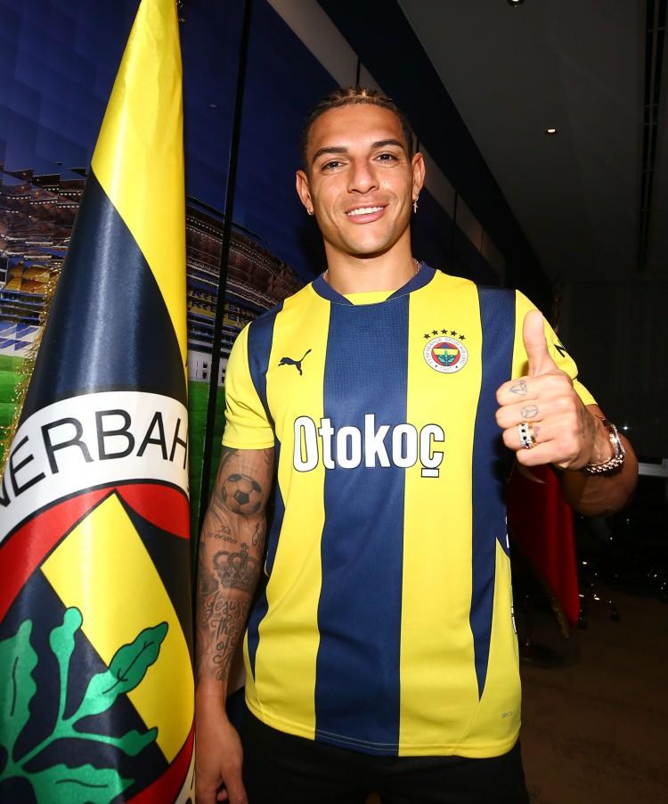 <p>Son olarak kadrosuna Aston Villa'dan Brezilyalı stoper Diego Carlos'u katan Fenerbahçe, Milan Skriniar transferini de noktalamak üzere.</p>
