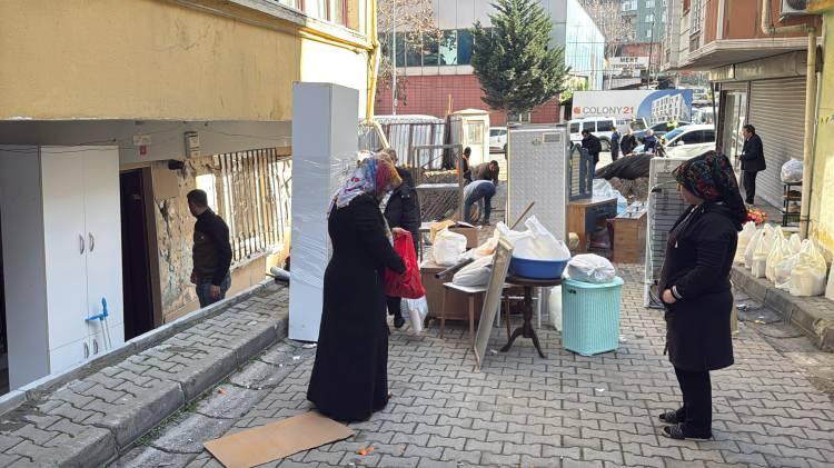 <p>Ancak kazık çakma işlemi sonrasında yan tarafta bulunan 4 dairenin bulunduğu 3 katlı binada çatlaklar oluştu. Bina sahibi Nuran Kal, müteahhiti çatlaklarla ilgili uyardığını ancak müteahhitin durumla ilgili bir önlem almadığını ve inşaat alanındaki çalışmalara devam edildiğini söyledi.</p>
