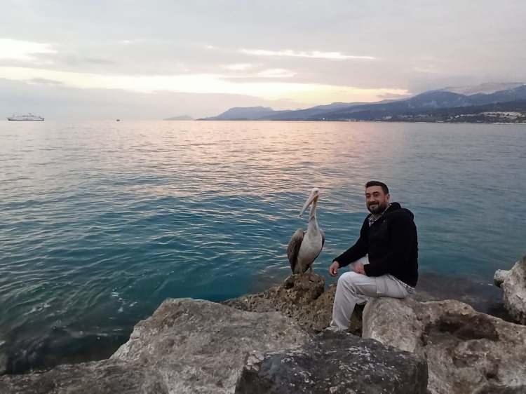 <p><strong>Çocuklar bile korkmadan yanına yaklaşabiliyor.</strong></p>